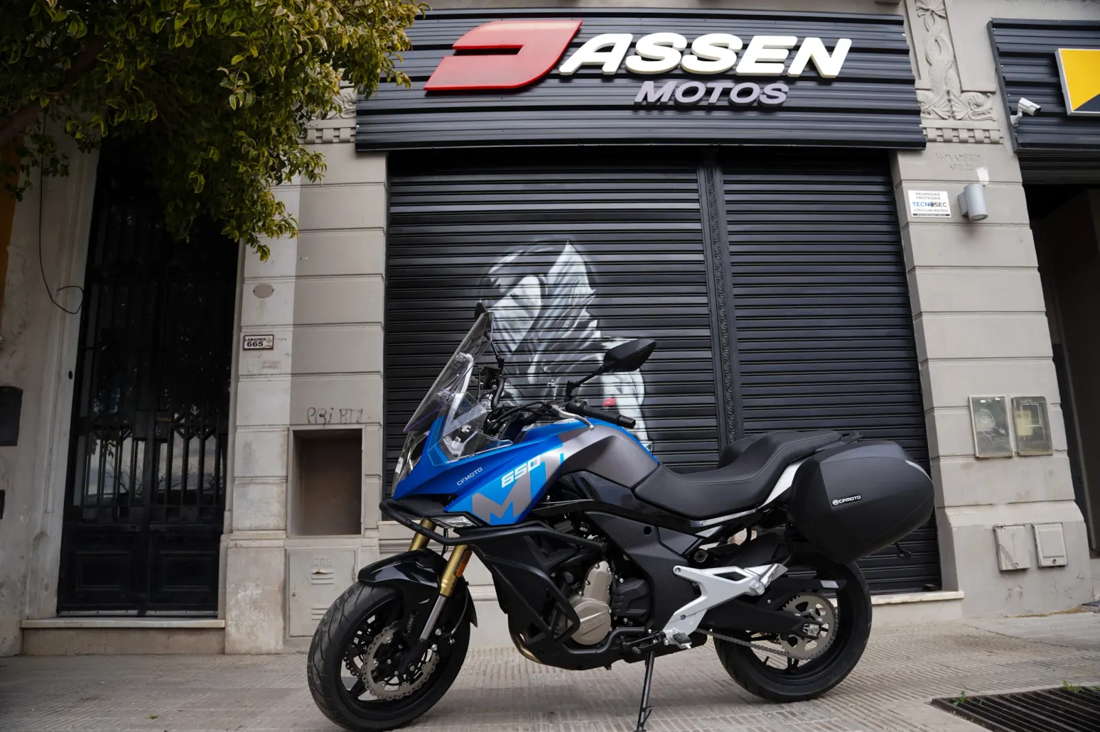 Frente del local de Assen Motos en Lamadrid 651, Bahía Blanca, con una moto viajera azul